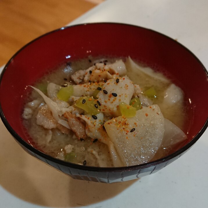 舞茸と豚肉と大根のお味噌汁